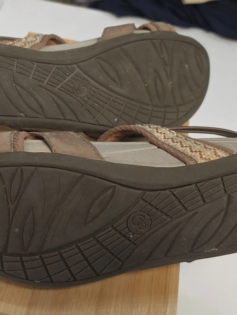Baretraps Strappy Low Profile Wedge Sandal 8.5 Leather Toe Shoe